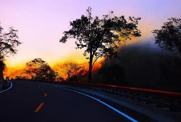 怒江「 美麗公路」，從人間通往「仙境」